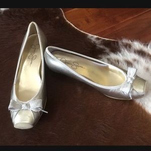 JESSICA SIMPSON Beautiful Pair of Silver Leather Shoes Sz 6.5